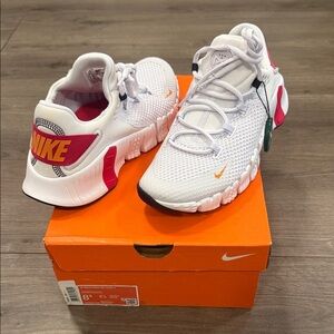 Nike Women White and Pink Sneakers